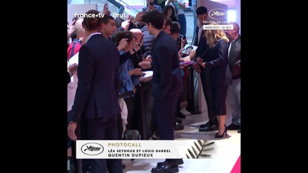 Louis Garrel et Léa Seydoux signant des autographes au Photocall du Festival de Cannes.