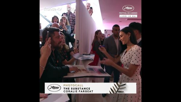 Session d’autographes à la sortie du Photocall avec Demi Moore et Dennis Quaid au Festival de Cannes