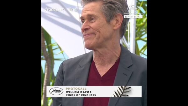 Willem Dafoe s’amuse au photocall du Festival de Cannes pour le film “KINDS OF KINDNESS” !