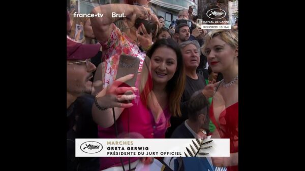 Greta Gerwig à la montée des marches du Festival de Cannes 2024.