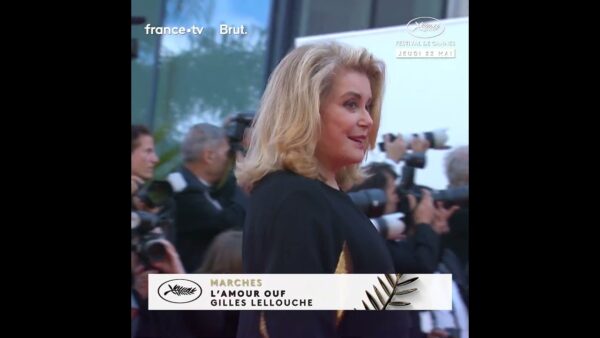 Catherine Deneuve du film “MARCELLO MIO” en bas des marches du Festival de Cannes !