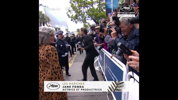 Jane Fonda embrase les marches du Festival de Cannes.