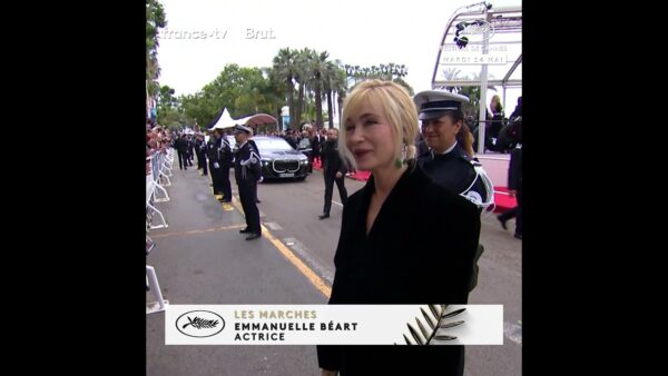Un bisou de la célèbre actrice Emmanuelle Béart au Festival de Cannes !