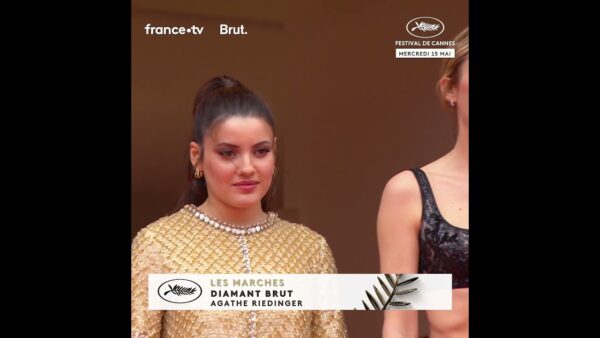 L’équipe rayonnante du film “Diamant brut ” en haut des marches du Festival de Cannes !